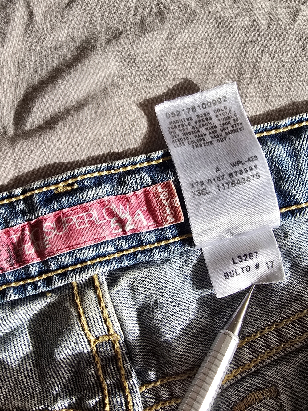 Women's Levi's 524 Too Superlow Flare Cut Blue Jeans - Size 7 (Pink Label) - Picture 10 of 10